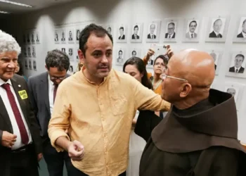 Glauber Braga encerra greve de fome após acordo com Hugo Motta