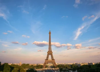 Torre Eiffel às escuras em sinal de luto pelo Papa Francisco