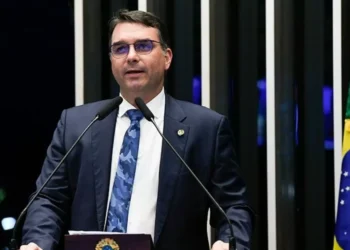 “Viajando muito”: Flávio Bolsonaro critica Alcolumbre por proximidade com Lula