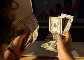 XP amplia oferta de ativos de renda fixa internacional para investidores brasileiros