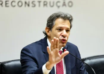 Ministro Haddad fica com o ônus dos recuos do governo, dizem especialistas