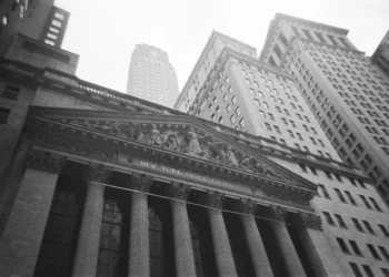 Wall Street fecha em alta com otimismo sobre tarifas e dados de emprego