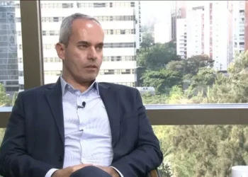 “Vai e volta do IOF se deve a dilema do governo entre arrumar a casa e reeleger Lula”