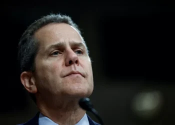 Tarifas vão aumentar a inflação e desacelerar o crescimento ainda este ano, diz Barr