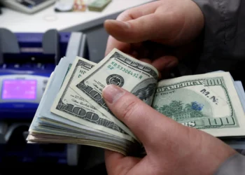 Dólar cai a R$ 5,64 após subir mais de 1%, em ajustes depois de mudança do IOF