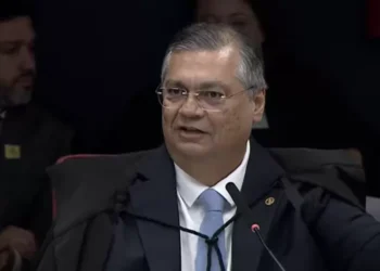 Dino suspende julgamento sobre escolas cívico-militares em São Paulo