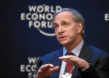 Decisão da Moody’s sobre EUA é o de menos, diz Ray Dalio: “Risco da dívida é maior”