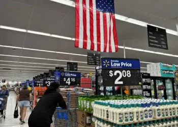 Confiança do consumidor dos EUA sobe em maio, mas ansiedade com tarifas persiste