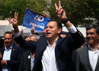 Centro-direita lidera pesquisa sobre eleições legislativas em Portugal