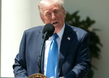 Trump recebeu ex-líder de milícia condenado por assalto ao Capitólio