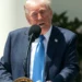 Trump recebeu ex-líder de milícia condenado por assalto ao Capitólio