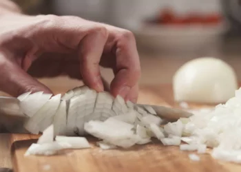 A melhor forma para cortar cebola sem começar a chorar