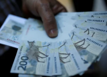 Taxas de juros sobem com dado forte de atividade, mas exterior limita alta nas longas