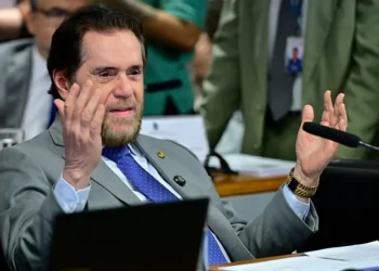 Críticas a ONGs e ofensas a Marina: quem é o senador que iniciou briga com ministra