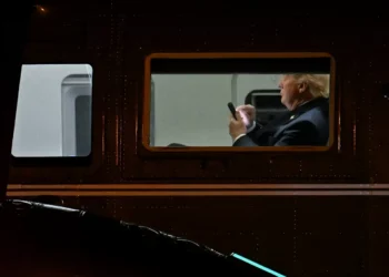 Trump diz que tarifas sobre a Apple também atingiriam a Samsung e outros fabricantes