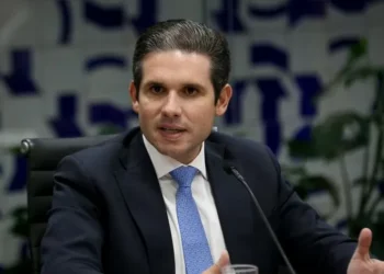 Gleisi procura Hugo Motta horas antes de análise para barrar decreto do IOF