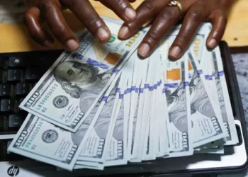 Dólar segue competitivo mesmo com CDI nas alturas; veja como diversificar no exterior