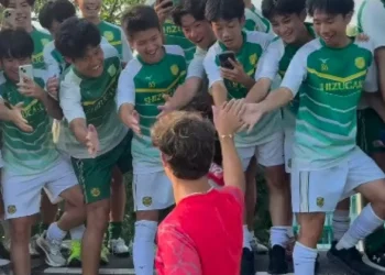 Dezenas de crianças ‘deliraram’ com a visita de João Félix ao Japão