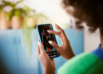 Carteira de FIIs: como deve ser a divisão ideal entre fundos de papel e tijolo?