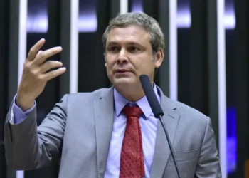 Líder do PT na Câmara pede bloqueio de contas e quebra de sigilo fiscal de Bolsonaro