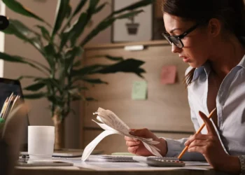 Alta da Selic: Como investir em ações, renda fixa e fundos com juros em 15% ao ano?