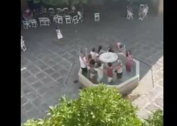 “Bárbaros”. Portugueses dançam em fonte de Sevilha e geram polémica