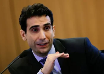 Galípolo diz conversar “muito” com Haddad e elogia “generoso” Campos Neto