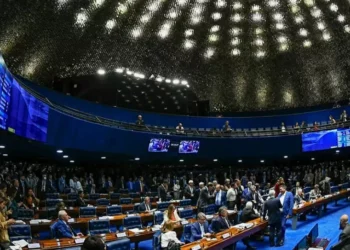 Senado derruba aumento de IOF e concretiza nova derrota do governo Lula