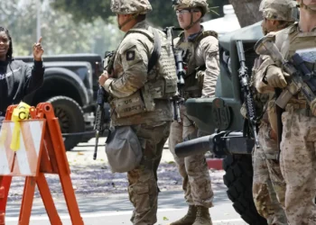 Fuzileiros montam guarda a edifício federal em Los Angeles