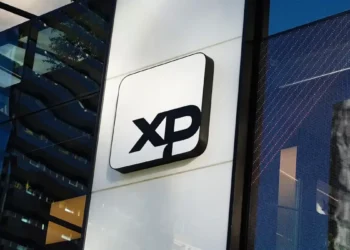 Goldman Sachs eleva recomendação para XP e rebaixa B3 devido à relação risco-retorno