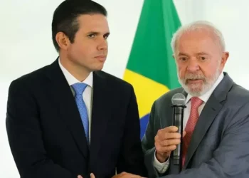 Lula se reúne com Hugo Motta e ministros em meio a negociações por pacote fiscal