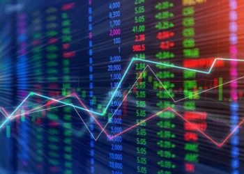  Ibovespa sobe quase 1% e retoma os 135 mil pontos com foco no exterior