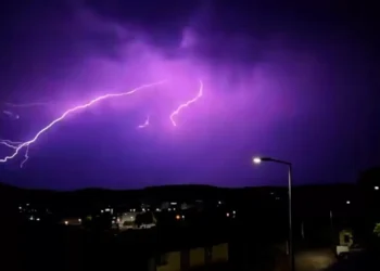 Portugal com calor e trovoada: As imagens do céu roxo e iluminado a Norte