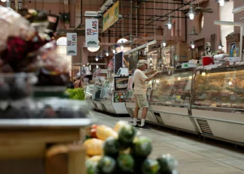 Confiança do consumidor dos EUA melhora em julho; expectativa de inflação cai