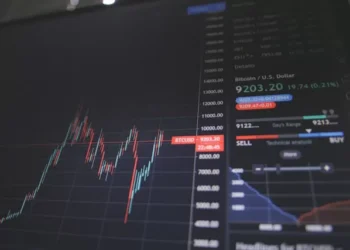 3 ações sobem mais de 100% e 7 caem mais de 20%: destaques do Ibovespa no 1º semestre