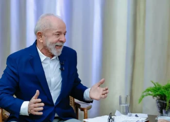 Tarcísio sai em defesa de Bolsonaro e cobra “eleições livres” após tornozeleira