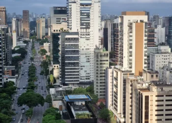 Tarifaço pode impactar vacância e adiar contratos de lajes e galpões logísticos