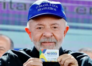 Em evento oficial, Lula usa boné ‘Brasil é dos brasileiros’ e ataca Bolsonaro e filho