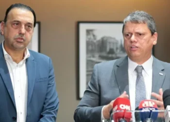 Tarcísio volta a culpar Lula por tarifa de Trump e acena com indulto a Bolsonaro