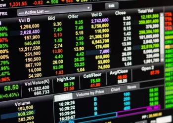 Ibovespa fecha acima dos 141 mil pela 1ª vez e renova máximas, mas com pouca liquidez