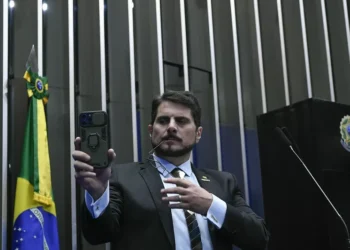 Investigado pelo STF, Marcos do Val vai aos EUA com passaporte bloqueado, diz portal