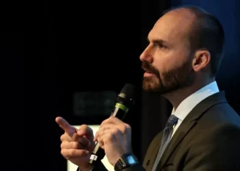 Eduardo Bolsonaro diz que governo Trump mostrou sanções antes e que apoia tarifa