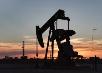 E o petróleo, para onde vai? Tarifas de Trump e oferta maior da Opep amenizam cotação