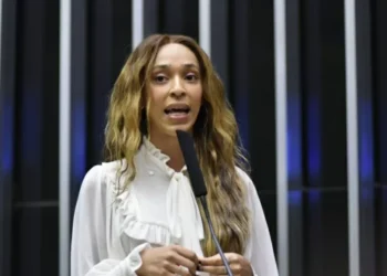 Erika Hilton se reúne com diretor da PF após ameaças de morte e vazamento de dados