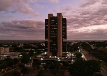 Copom mantém a Selic em 15% e fala em parada por “período bastante prolongado”