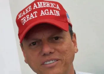 Tarcísio apoia Trump e defende que Bolsonaro seja julgado somente nas urnas