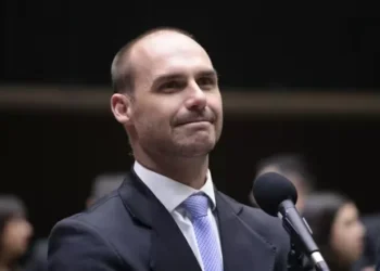Eduardo Bolsonaro critica Tarcísio e Ratinho Júnior por silêncio em tema da anistia