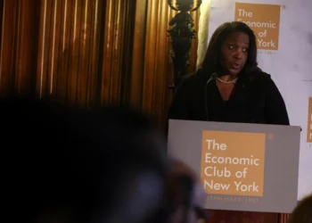 Trump demite Lisa Cook, diretora do Fed; caso pode parar na Suprema Corte