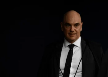 Moraes pode decretar prisão de Bolsonaro se ele descumpriu cautelar, afirma jurista
