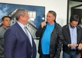 Tarcísio solicita autorização a Moraes para visitar Bolsonaro em prisão domiciliar